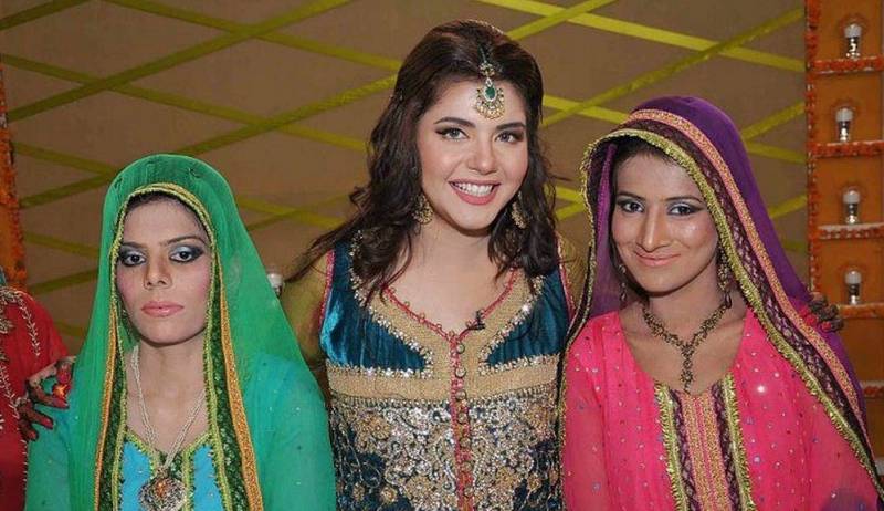 Acting skills help overcome hosting challenges: Nida Yasir