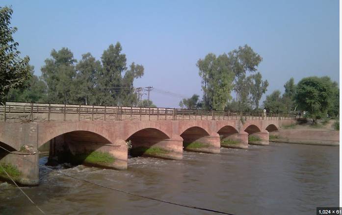 Hundreds of acres of land flooded after breach in Shikarpur Canal 