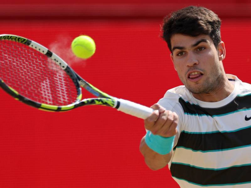 Alcaraz wins testing Queen's opener, Draper cruises