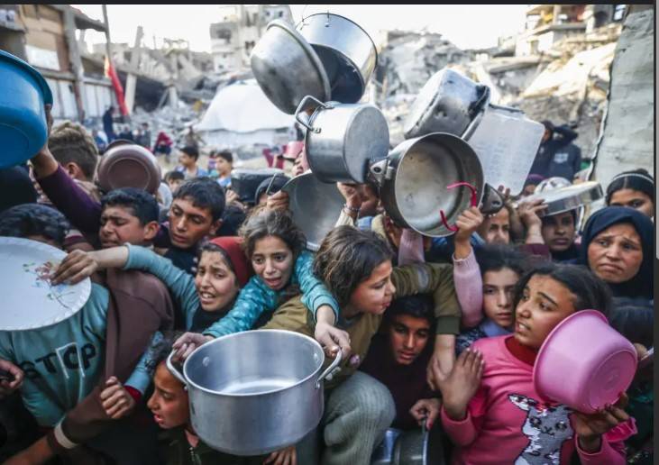 Israeli attacks kill 30 standing in Gaza food queue