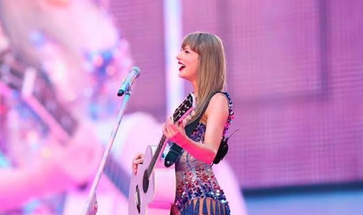 Taylor Swift confirms relationship with Travis Kelce