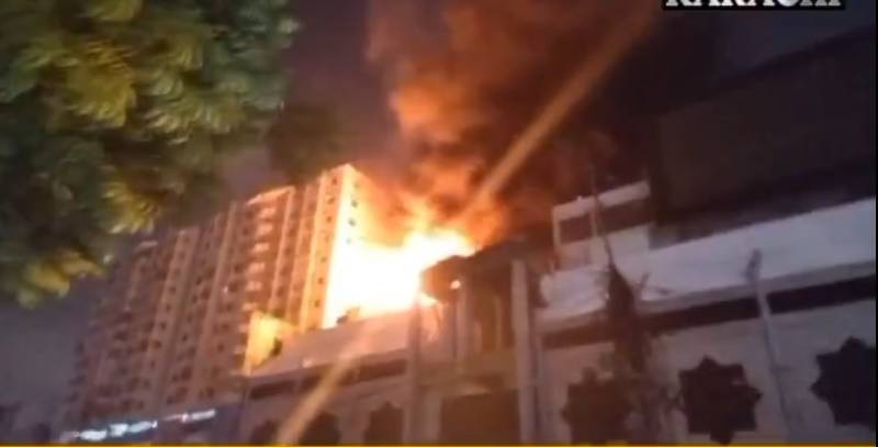Massive fire sweeps Karachi shopping mall