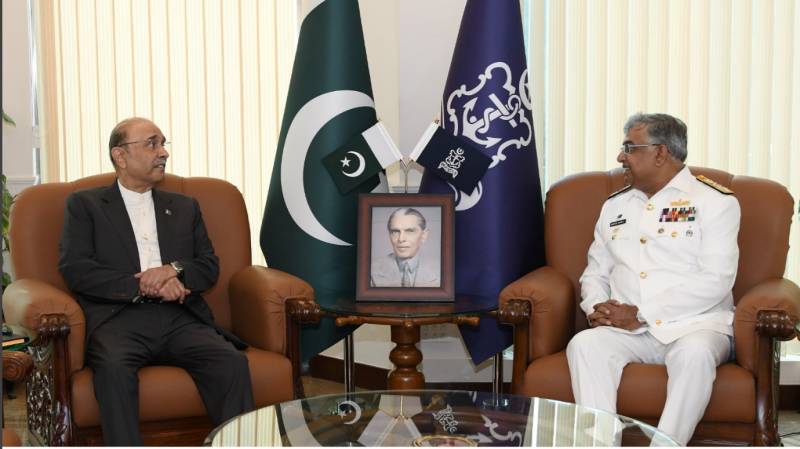 President Zardari visits Naval Headquarters, meets Chief Admiral Naveed Ashraf