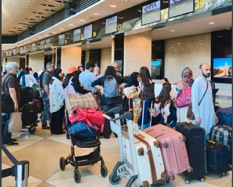 410 Pakistani reach Taftan border, 121 Pakistan land in Lahore from Baku 