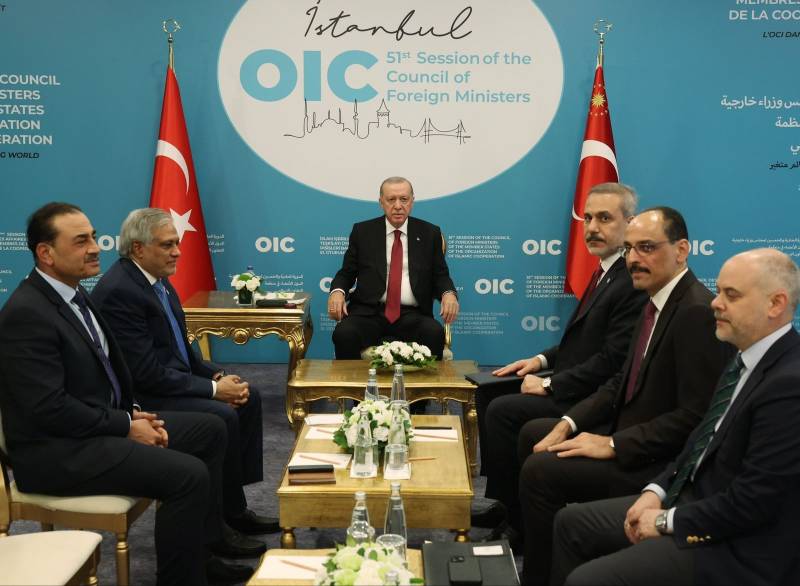 Deputy PM Ishaq Dar, Field Marshal Asim Munir meet Turkiye President Erdogan