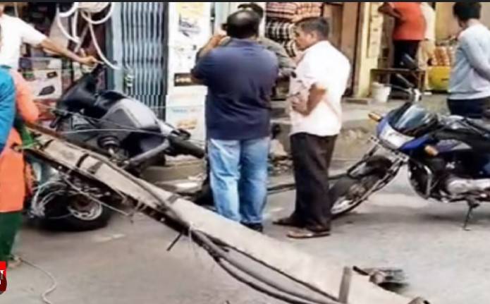 Man dies as old pole falls on motorcycle in Karachi