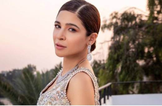 Ayesha Omar serenades masses during fashion show in London