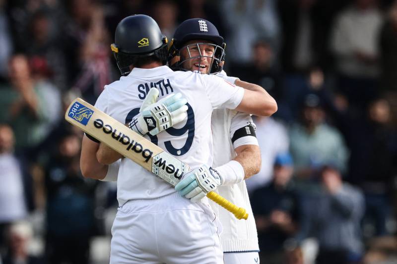 Duckett and Root star as England beat India in thrilling 1st Test