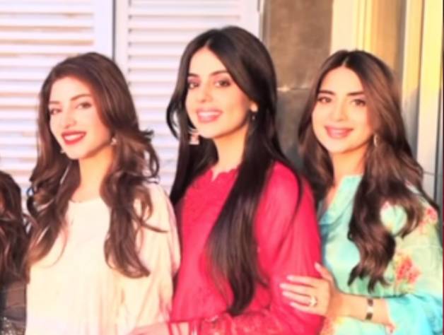 Kinza Hashmi's cryptic caption prompts witty responses from Saboor and Yashma