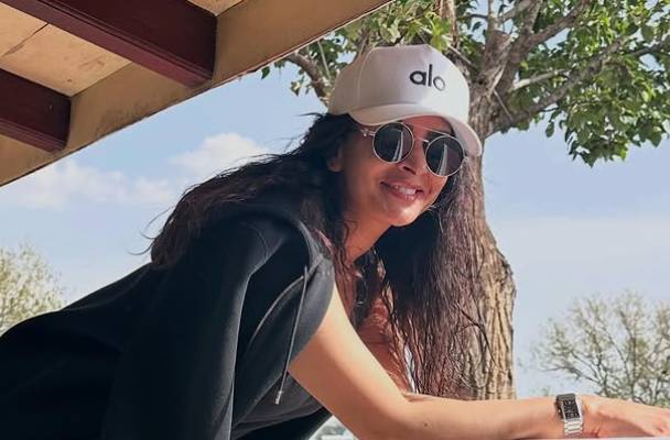 Saba Qamar’s unforgettable moments with pals in Muree