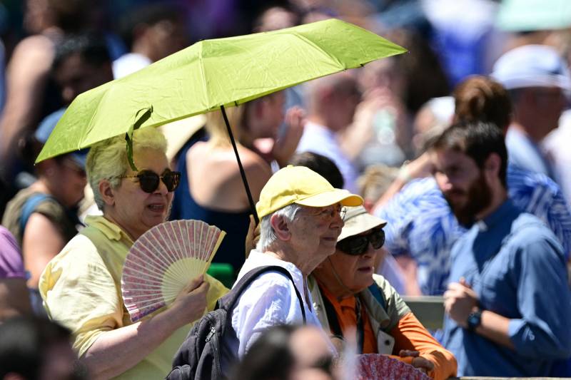 Cold baths, climate shelters as Southern Europe heatwave intensifies