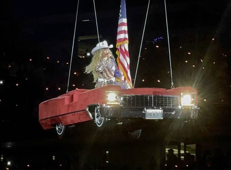 ‘Stop. Stop, stop, stop’: Beyoncé halts concert mid-air as flying car malfunctions