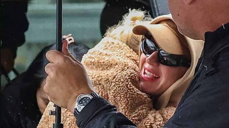 Katy Perry holds daughter close while departing Australia after Orlando Bloom split