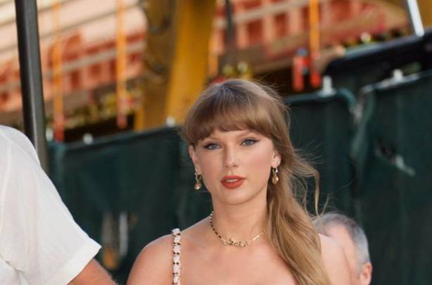 Taylor Swift wears $22,500 necklace on date with Travis Kelce