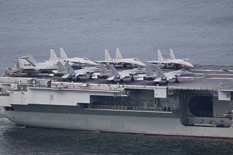 Chinese aircraft carrier Shandong arrives in Hong Kong