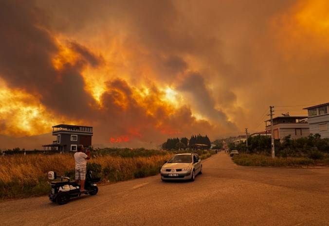 High winds fuel wildfires near Turkish resort of Izmir