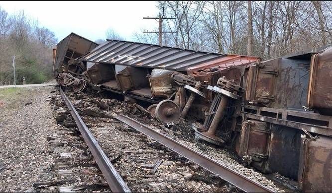 Rail traffic restored after freight train derails near Ghotki 