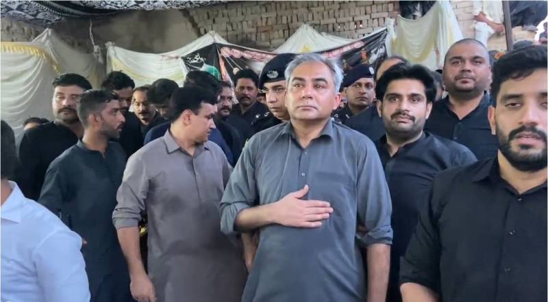 Mohsin Naqvi attends 500-year-old mourning procession in Rohri