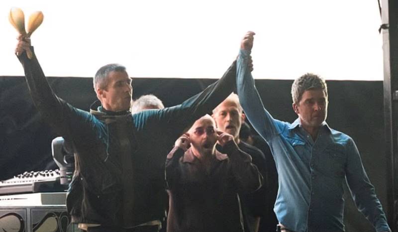 Oasis reunites after 16 years: Liam and Noel Gallagher bring fans to tears