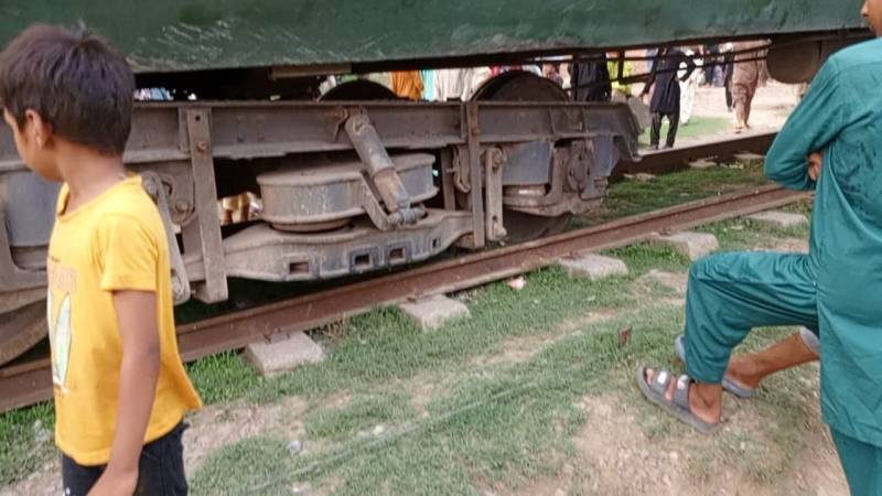Lasani Express train derails near Narowal