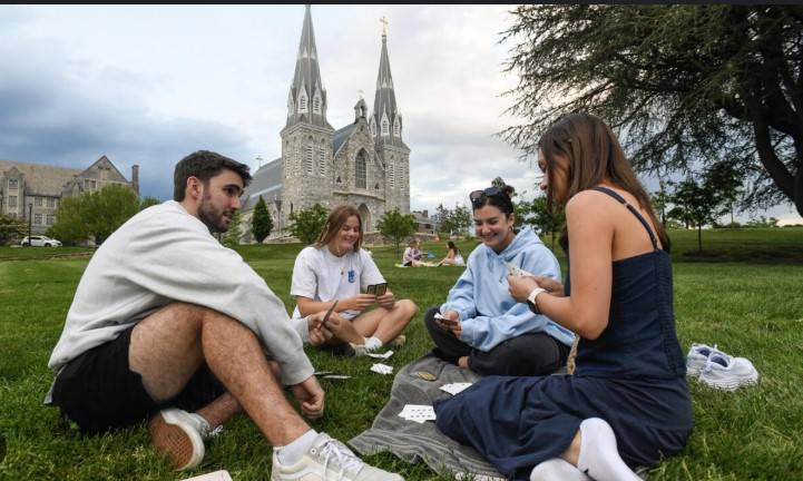Young US college graduates face employment crisis