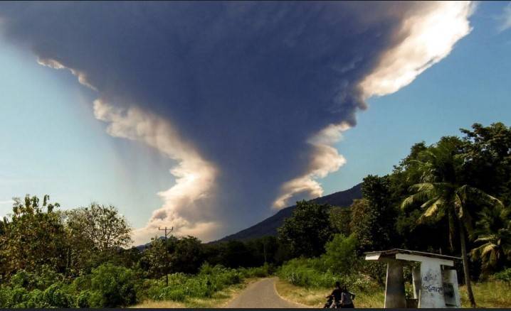 Bali flights nixed after huge Indonesia volcano eruption 