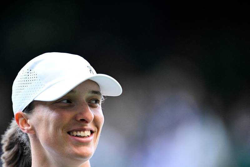 Swiatek into Wimbledon quarter-finals