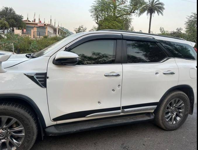Several injured as tourists’ car fired upon in Chilas