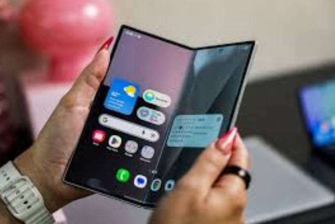 Samsung unveils slimmed-down foldable smartphone