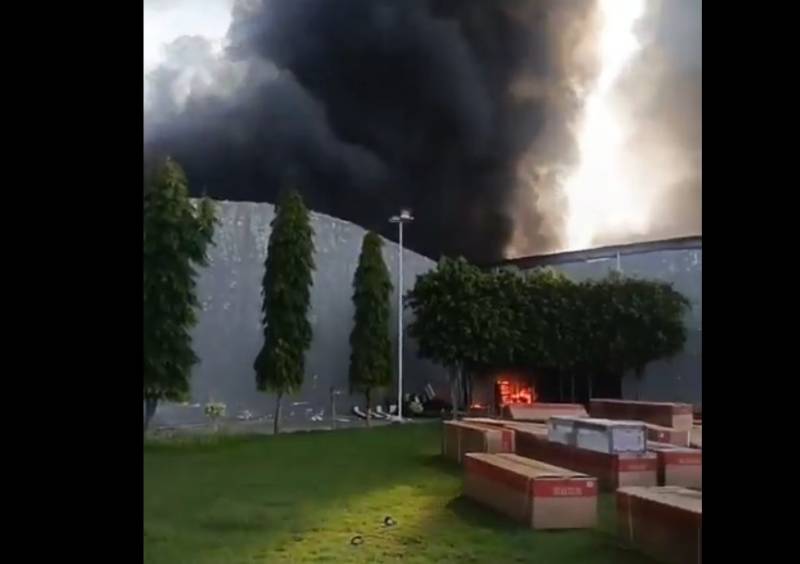 Massive fire erupts in AC-manufacturing factory in Islamabad