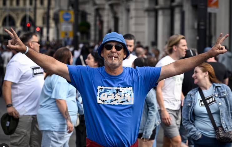 Manchester gives hometown heroes Oasis rapturous reception