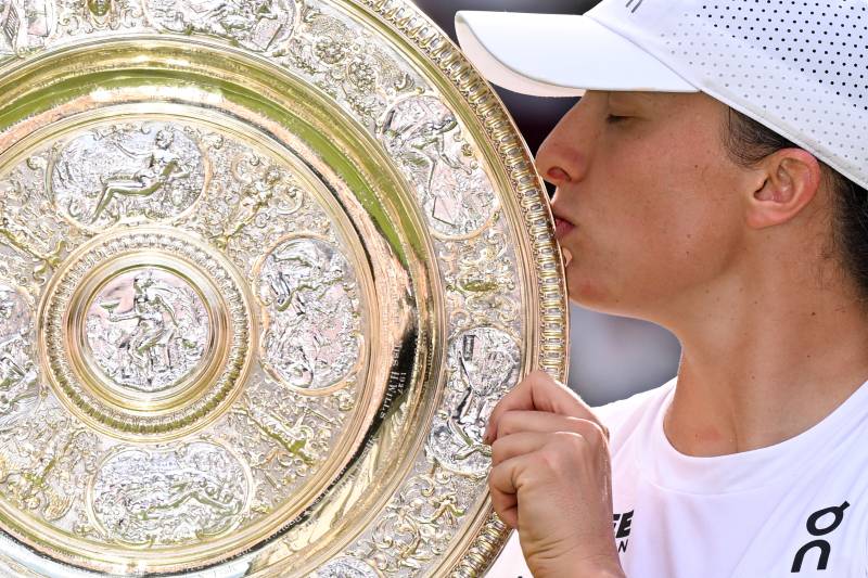 Swiatek destroys Anisimova 6-0, 6-0 to win first Wimbledon title