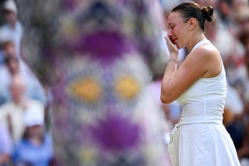 Anisimova 'frozen by nerves' in historic Wimbledon final rout