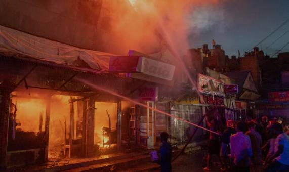 Multi-storey building in Shikarpur's Sarafa Bazaar catches fire