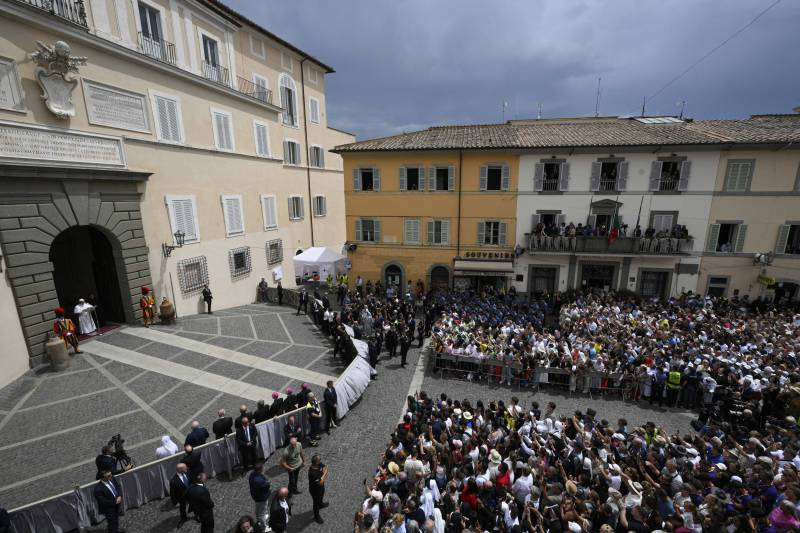Thousands attend Pope Leo's first Angelus prayer
