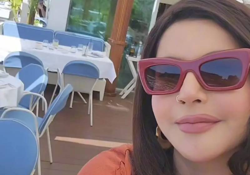 Nida Yasir trolled for lipstick blunder in France vlog