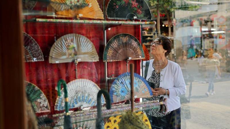 Passion for hand fans sizzles in burning Spanish heat