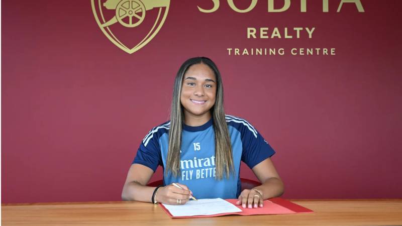 Arsenal sign Liverpool's Olivia Smith in women's world record deal