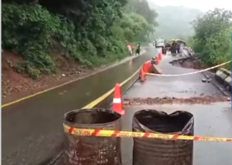 Traffic disrupted as Murree road caves in
