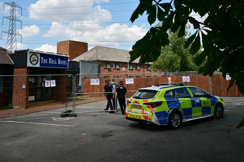 UK police hunt suspects after anti-migrant protests turn violent