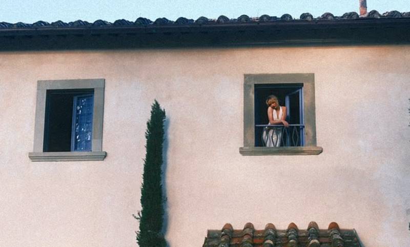Sabrina Carpenter treats pals in £6,500-a-night Tuscan villa after electrifying Hyde Park shows