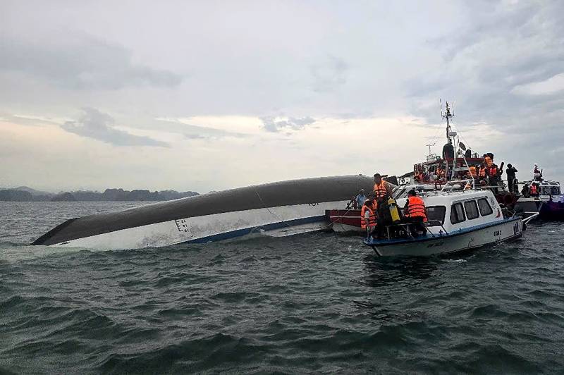 Tourist boat capsizes in Vietnam's Ha Long Bay, leaving 34 dead