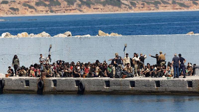 Greece detains first migrants arriving after asylum freeze
