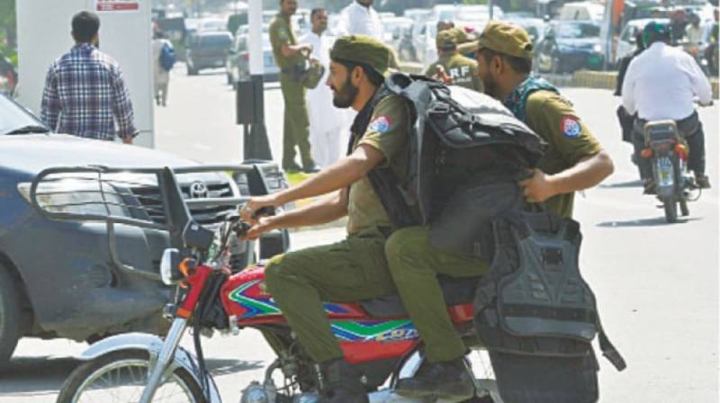 Cops in Lahore make mockery of traffic police’s crackdown on bikers sans helmets