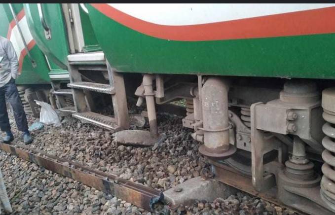 Traffic suspended as passenger train derails near Narowal
