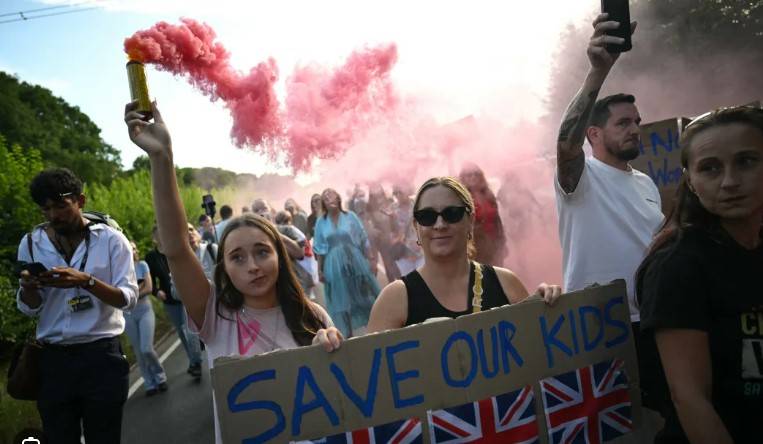 New clashes outside London hotel housing migrants