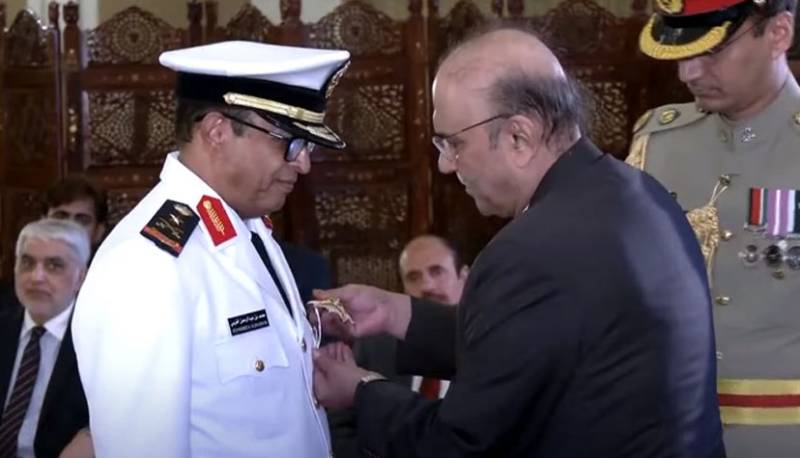 Zardari confers Nishan-e-Imtiaz to Saudi naval chief