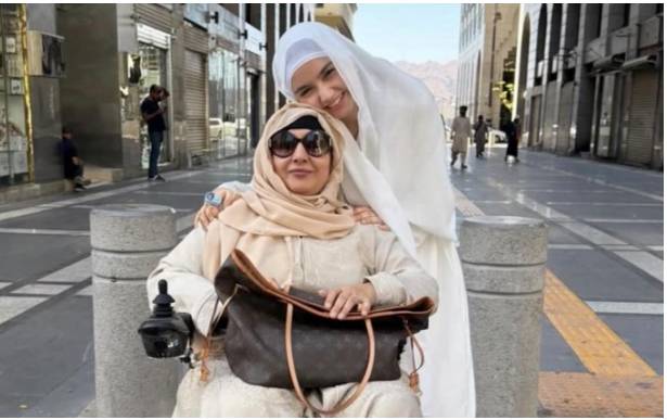 Aina Asif shares moments with grandmother during Umrah 