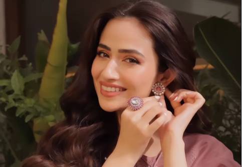 Grace in motion: Sana Javed melts hearts while swaying to Khushnaseebi song