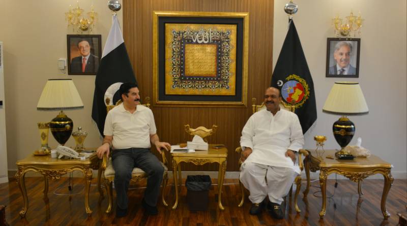 KP Governor holds informal meeting with senior journalists 